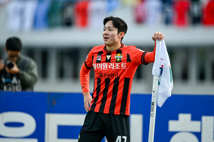 Gangwon FC's second legend Yang Min-hyuk visited Gangneung's home opener on the 21st and a coffee truck