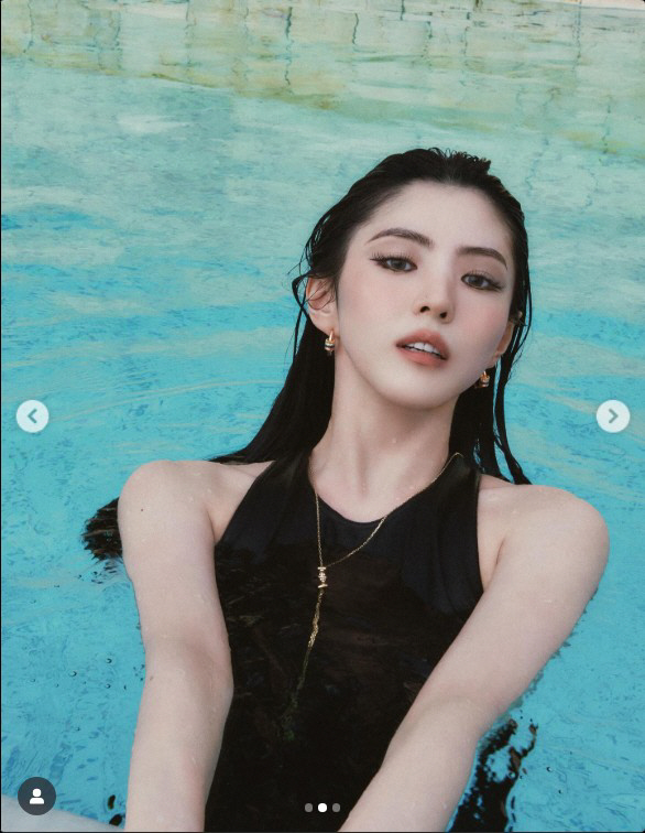 Han So-hee turns into a mermaid in a swimming pool...A master of pictorials even in the water
