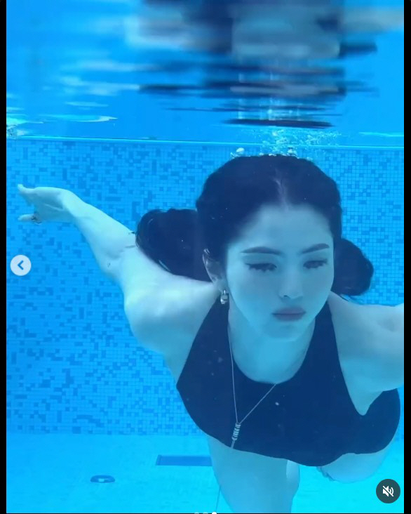 Han So-hee turns into a mermaid in a swimming pool...A master of pictorials even in the water