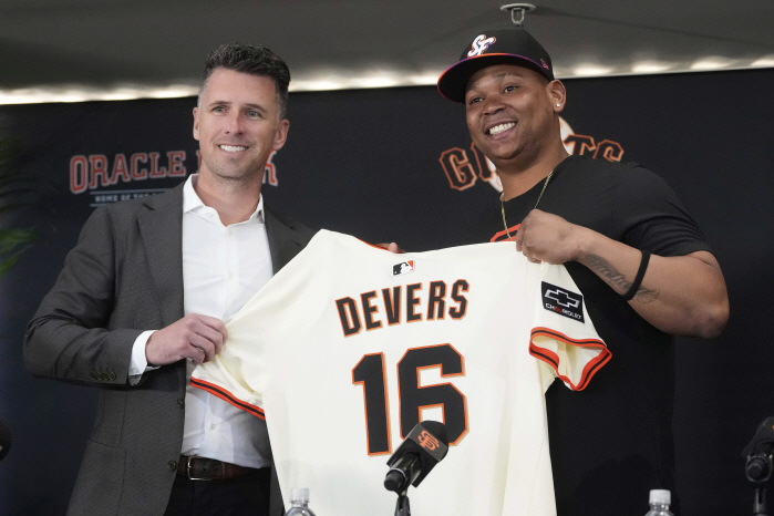 He's going to grab the back of his neck. He's so wide in SF uniform. He's going to play as a first baseman. He's changing his posture