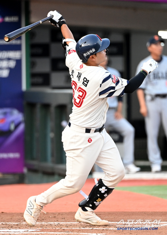 A high school graduate surprised everyone, Park Jae-yeop of Lotte, a 120m super home run in his third at-bat as a professional. 