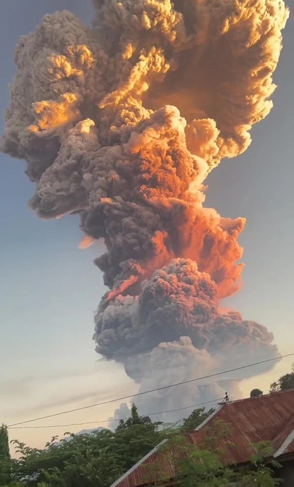 Indonesia Volcanic Explosion Cancels Plenty of Flights...Volcanic ash clouds soar at an altitude of more than 11 kilometers