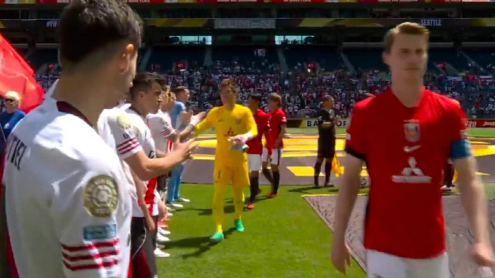 It's so shocking. Is there such an argument? He ignored public opinion in anger at the refusal to shake hands with the captain of a prestigious club