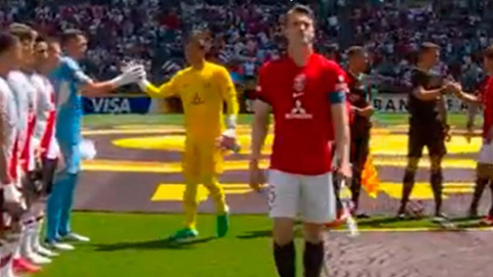 It's so shocking. Is there such an argument? He ignored public opinion in anger at the refusal to shake hands with the captain of a prestigious club