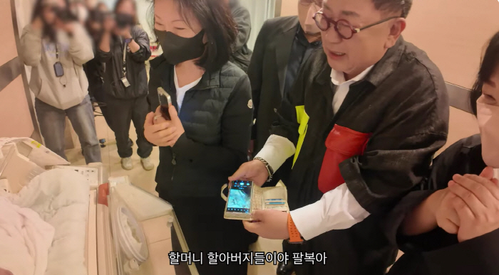 Lee Yong-sik, your daughter's 10-hour childbirth labor pains, and your appointment time is almost up..Get out of the room, Palbok