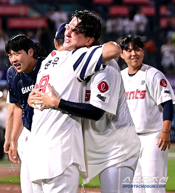 Lotte's first! Kim Won-joong achieved 150 saves, and the cool water balm at Sajik (Busan site)
