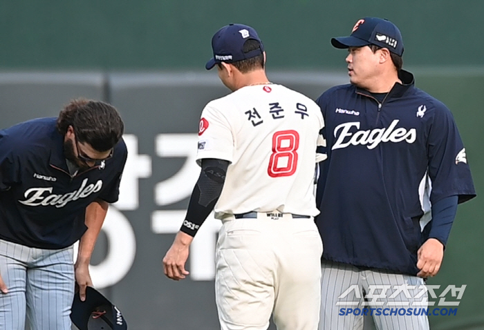 A monster who regained laughter, hugs Jeon Jun-woo → Son Ho-young's affectionate uppercut Lotte's welcome meeting (Busan site)