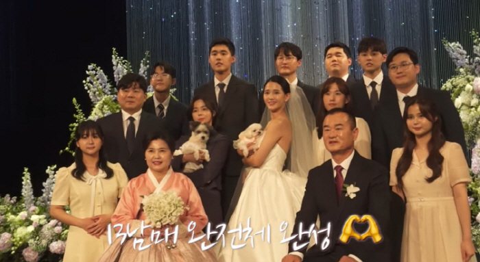 Nam Bo-ra's wedding, a family photo of 13 siblings..A heartwarming moment for a big family