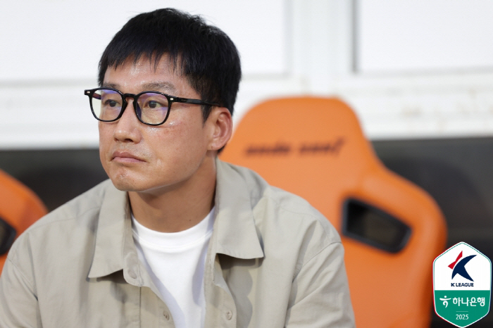 Coach Lee Jung-hyo was very determined to win. It will not be easy for him to say how he felt in the first half