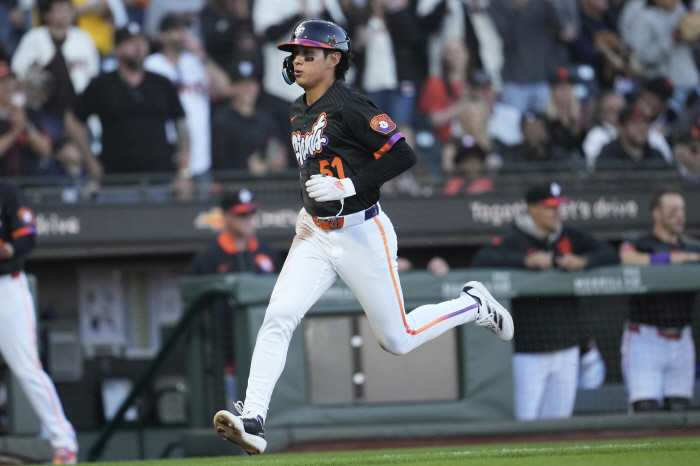One hit, one walk and one run, Lee Jung-hoo made it a 159km fast cutter hit, but he couldn't home from third base..SF 23 CLE
