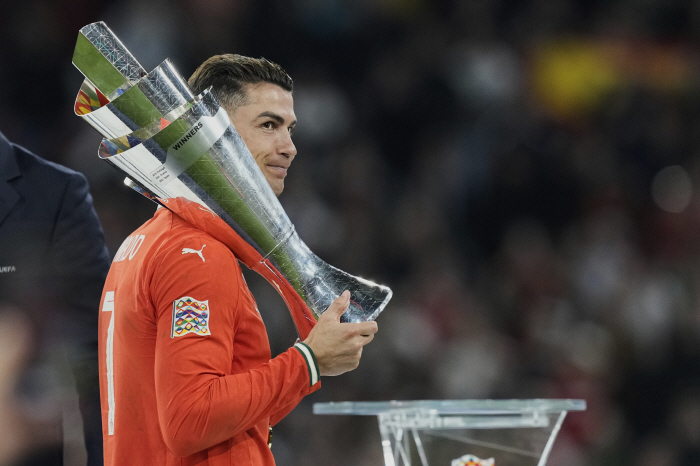 Please stop the war! Ronaldo Handed His Uniform To Trump With Message Of Peace