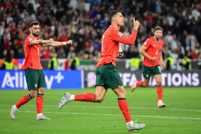 Please stop the war! Ronaldo Handed His Uniform To Trump With Message Of Peace
