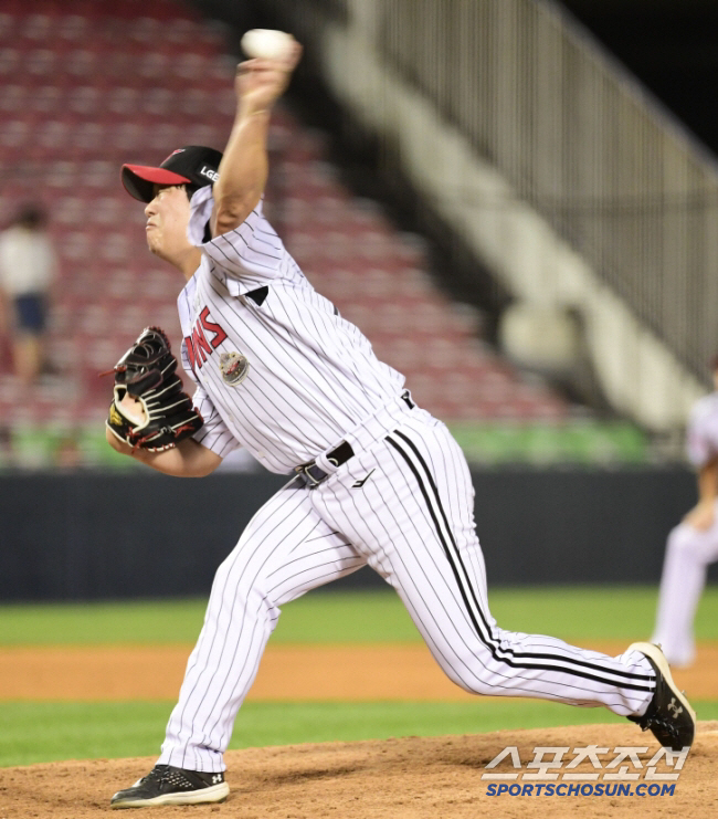 There are a lot of cheeks, but they strangely block it. If you hit 139 kilometers, you'll get a blunder. Ham Deok-ju's second pitching was also hitless and scoreless in one inning 