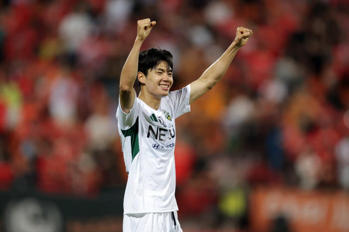 Top K-League superstar to Europe for 4.7 billion transfer fee?Friendly Serbian reputation, Jeon Jin-woo is really interested → However, the possibility of transfer is low
