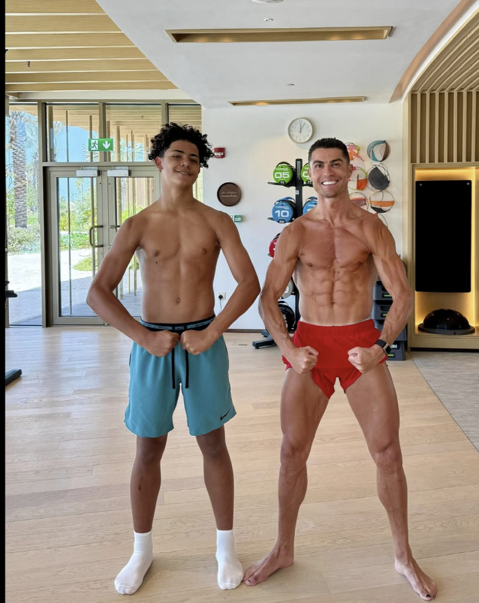 What's wrong with Ronaldo's toenails? I'm curious. Why did Ronaldo get a black nail polish
