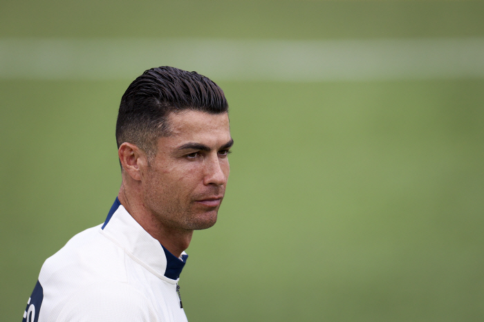 What's wrong with Ronaldo's toenails? I'm curious. Why did Ronaldo get a black nail polish