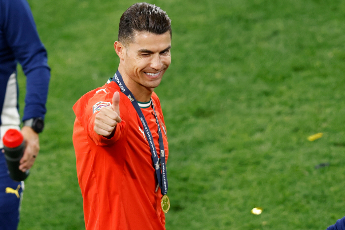 What's wrong with Ronaldo's toenails? I'm curious. Why did Ronaldo get a black nail polish