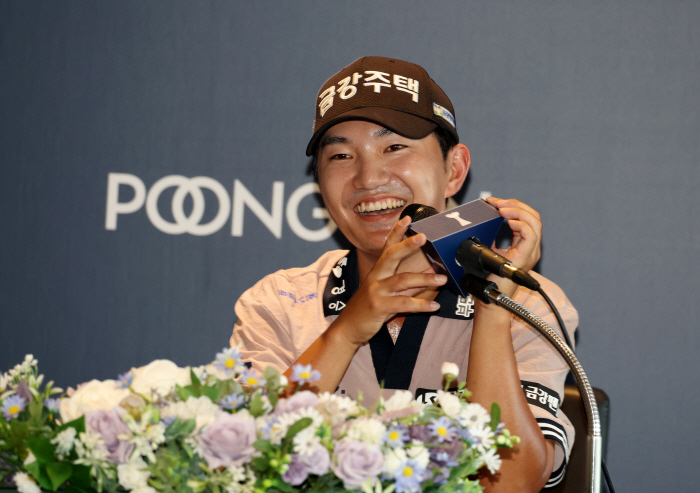 8 under par, and the goal is to pass the cut Ok Tae-hoon, who only has a championship left, is it a huge hit at the KPGA Championship? 