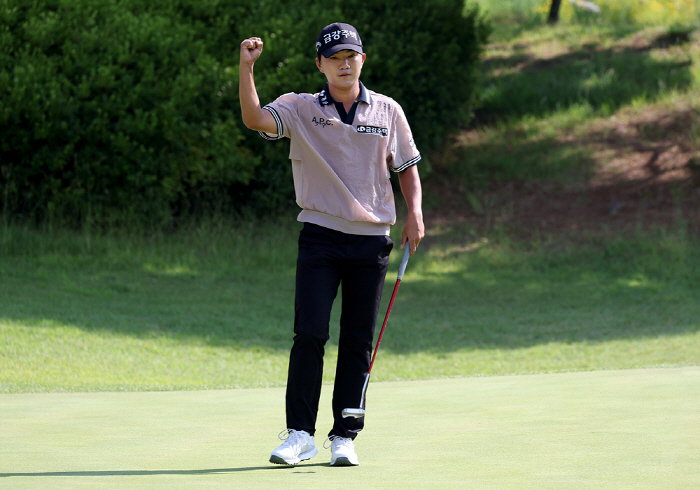 8 under par, and the goal is to pass the cut Ok Tae-hoon, who only has a championship left, is it a huge hit at the KPGA Championship? 