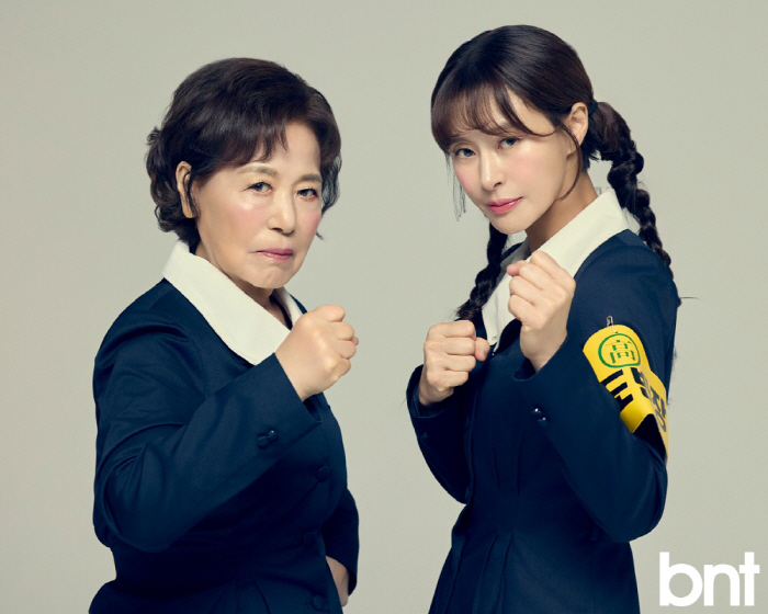 Aren't you sisters?52-year-old Ye Ji-won tries a school uniform pictorial with a 90-year-old mom who's like an older sister