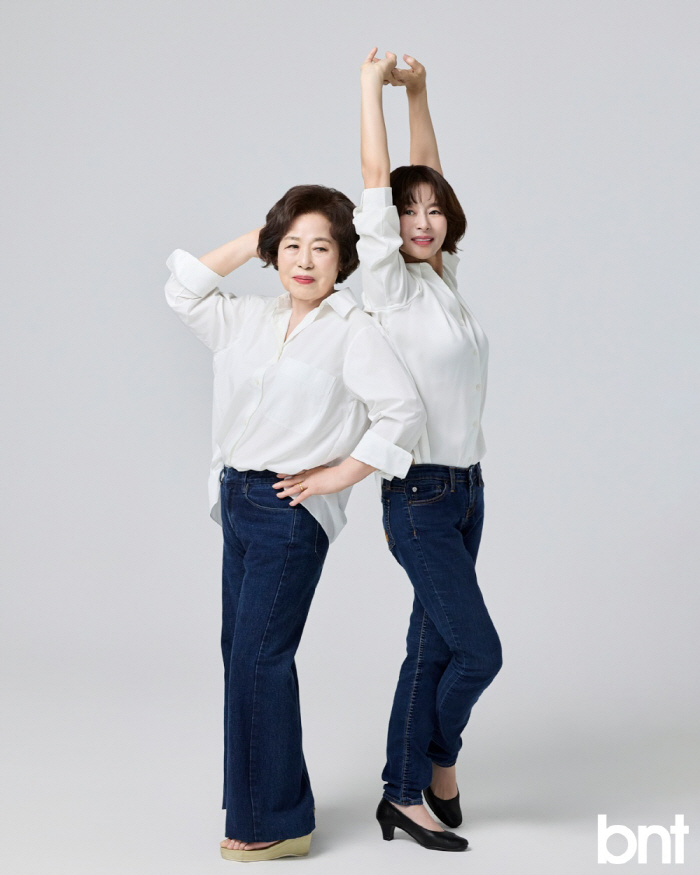 Aren't you sisters?52-year-old Ye Ji-won tries a school uniform pictorial with a 90-year-old mom who's like an older sister