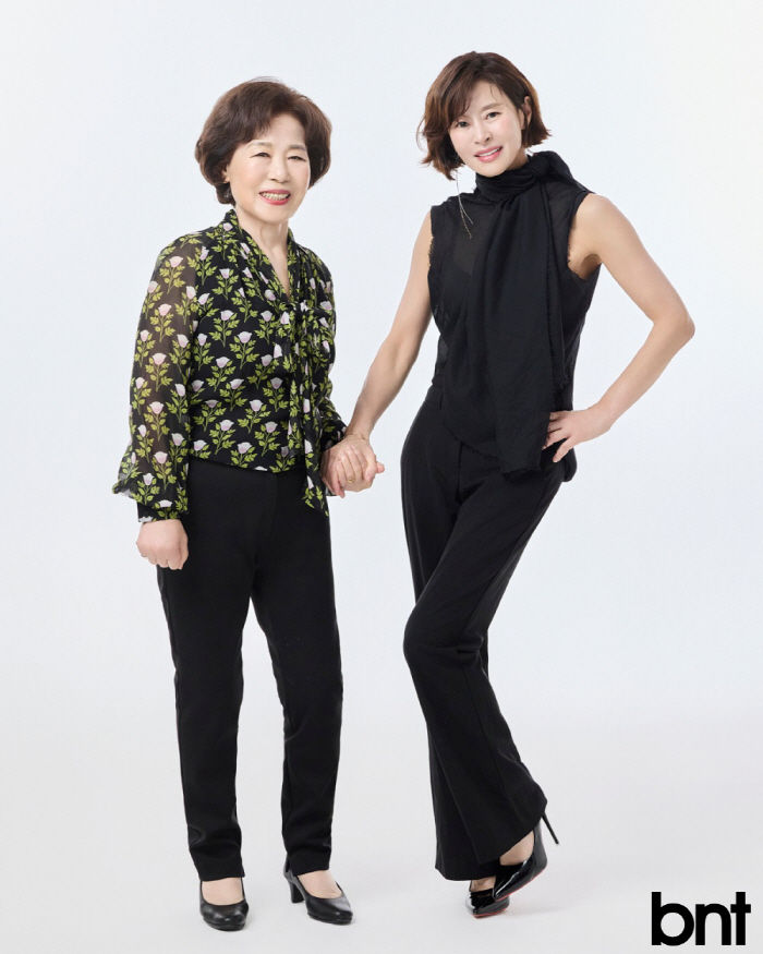 Aren't you sisters?52-year-old Ye Ji-won tries a school uniform pictorial with a 90-year-old mom who's like an older sister