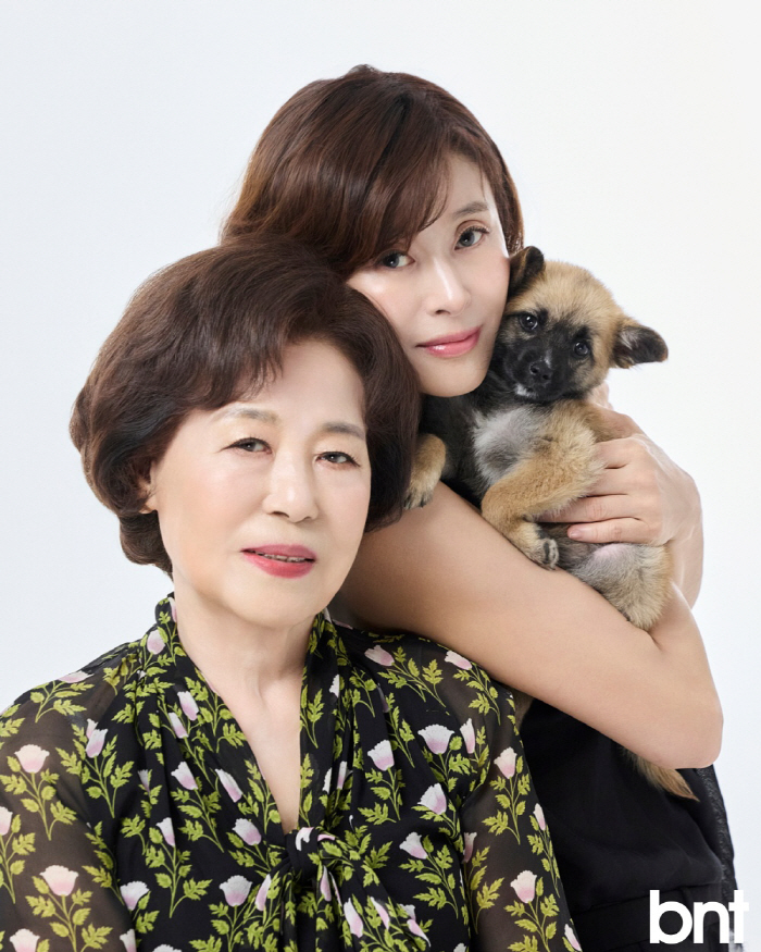 Aren't you sisters?52-year-old Ye Ji-won tries a school uniform pictorial with a 90-year-old mom who's like an older sister