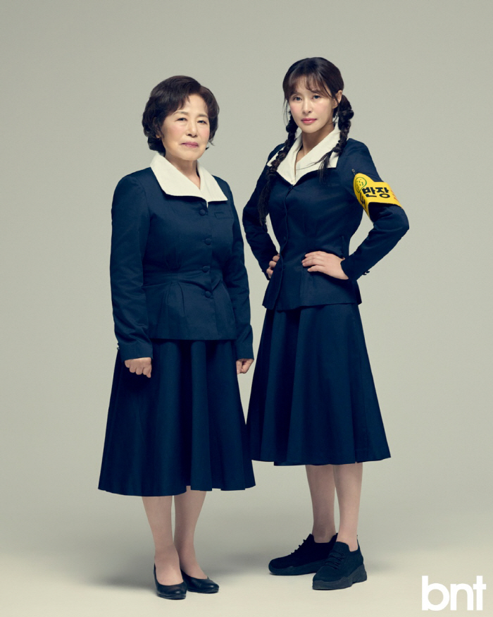 Aren't you sisters?52-year-old Ye Ji-won tries a school uniform pictorial with a 90-year-old mom who's like an older sister