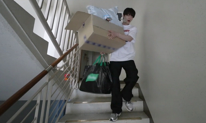 Ahn Jae-hyun’s 20-Story Recycling Struggle Sparks Laughter