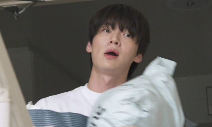 Ahn Jae-hyun’s 20-Story Recycling Struggle Sparks Laughter