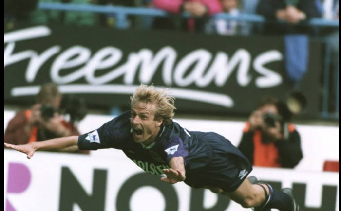 Even if you want to forget the worst coach in Korean history, Klinsmann's diving ceremony appears again, selecting the best moment for the EPL opening game