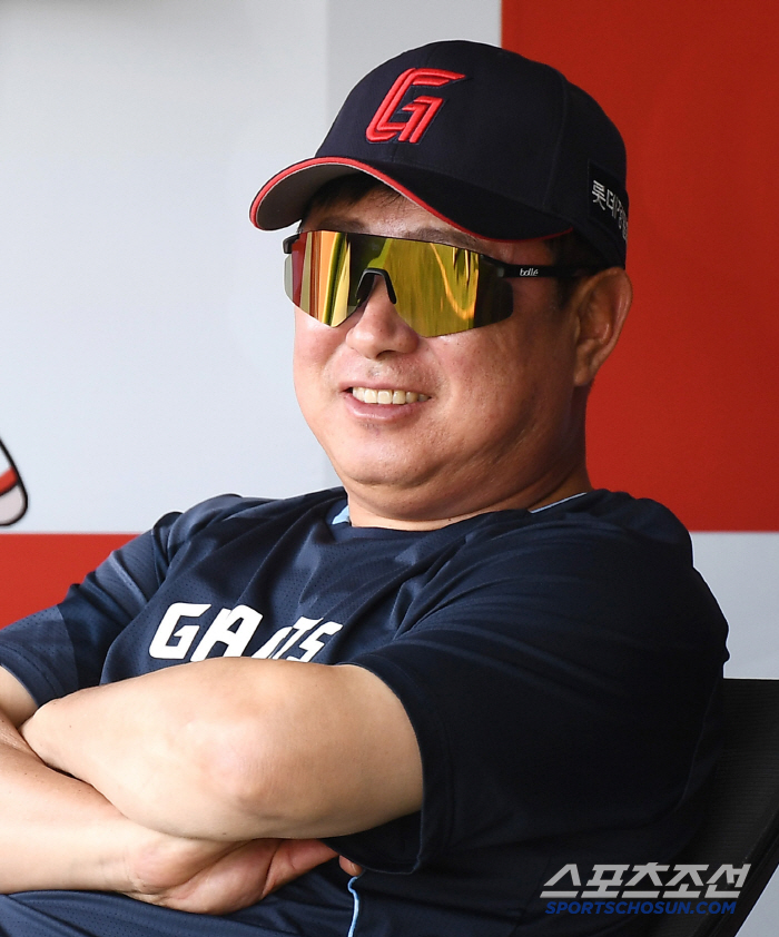 Father's smile, seal clap, and high-five set are Hong Min-ki, the best pitching, and the starting player. 