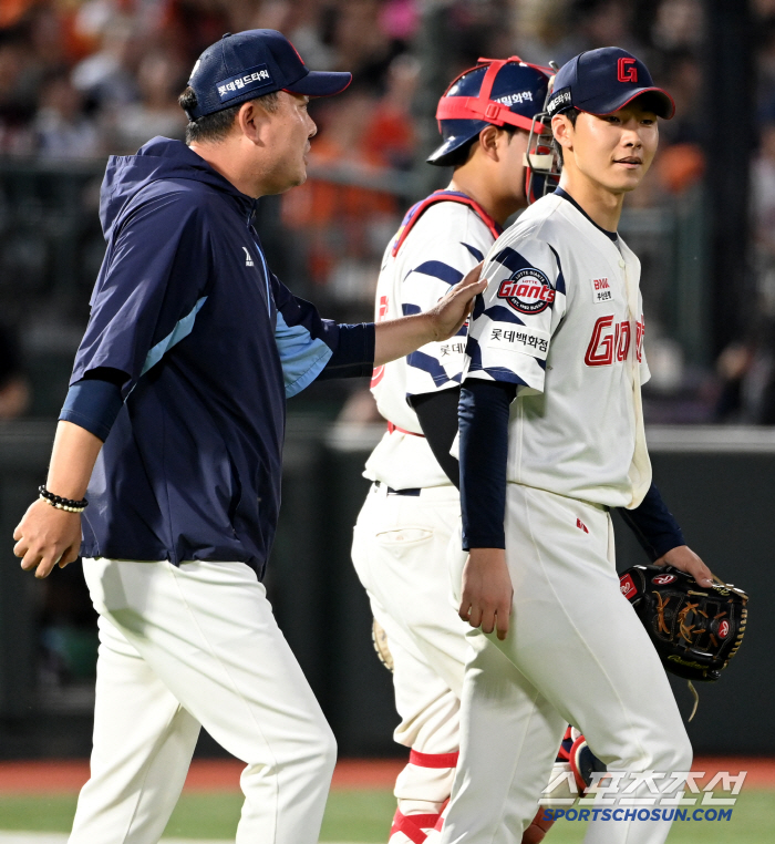 Father's smile, seal clap, and high-five set are Hong Min-ki, the best pitching, and the starting player. 