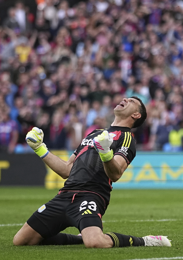 Get me in! Emilecine Backs Offer To Man Utd Struggling With Worst GK In HistoryThe problem is the transfer fee