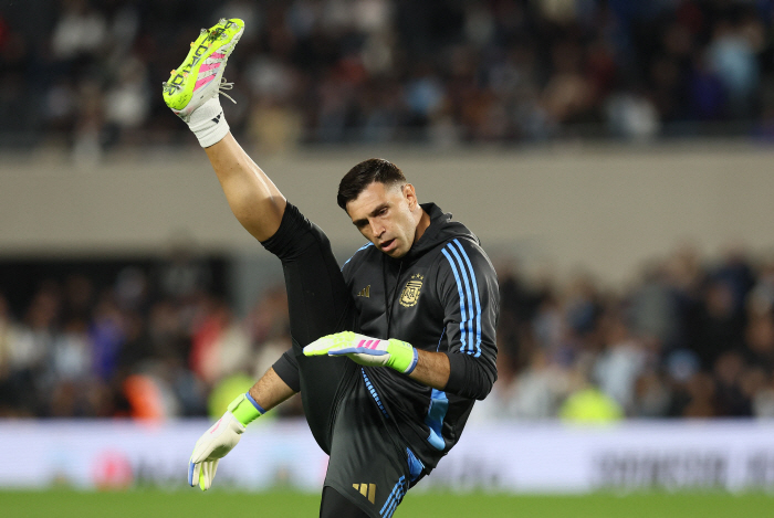 Get me in! Emilecine Backs Offer To Man Utd Struggling With Worst GK In HistoryThe problem is the transfer fee