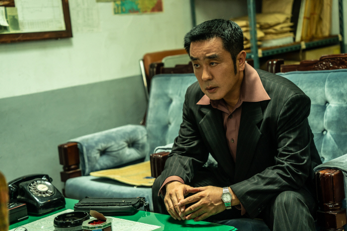 I wore the '70s sensibility properly..Ryu Seung-ryong's intense transformation in the pine