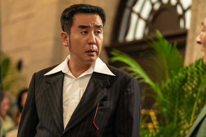 I wore the '70s sensibility properly..Ryu Seung-ryong's intense transformation in the pine