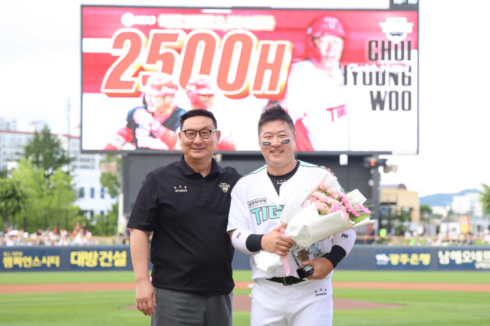 KIA Choi Hyung-woo's 2,500-hit award ceremony...Oh Sun-woo and Jung Hae-young's teams were selected as MVP in May