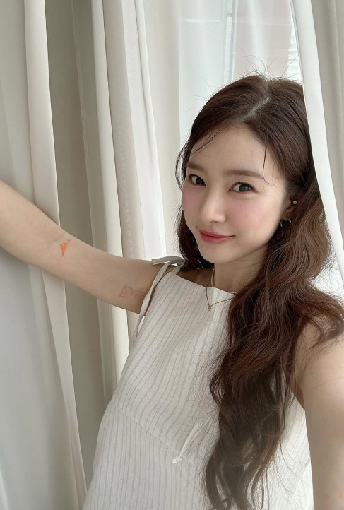Kim So-eun Despite Exposing Bold Tattoo...Lovely beauty eyes. 