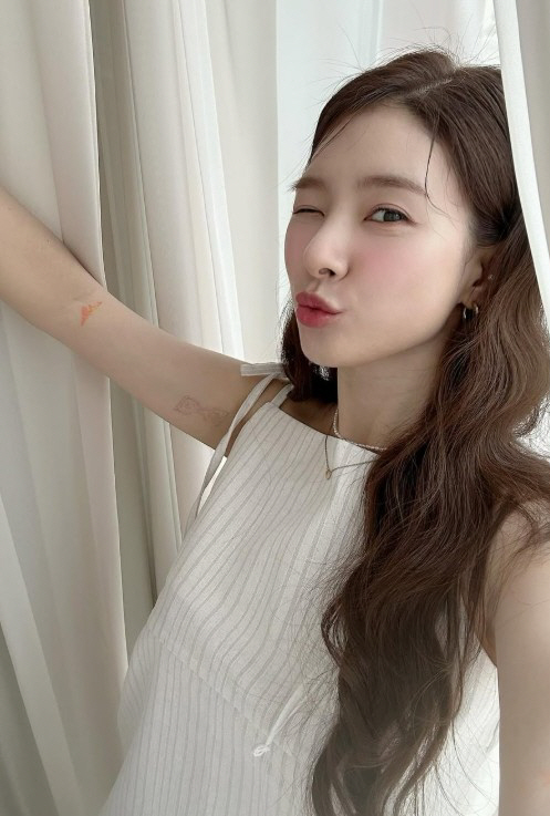 Kim So-eun Despite Exposing Bold Tattoo...Lovely beauty eyes. 