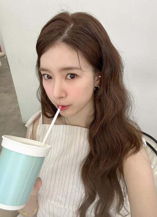 Kim So-eun Despite Exposing Bold Tattoo...Lovely beauty eyes. 