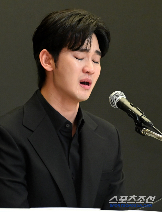Kim Soo-hyun Faces 7.3 Billion Won in Lawsuits from Advertisers Amid Scandal