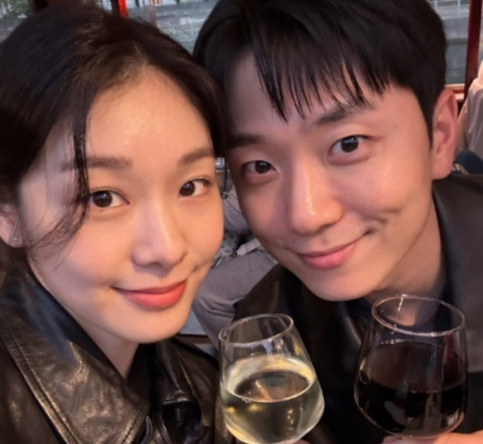 Ko Woo-rim ♥ Kim Yeon-ah is proud of her wife for the first time in a couple's selfie..The burden of marriage (Ras)