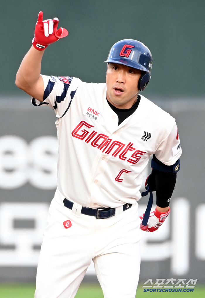 Lotte, the first starting winning ward of Na Kyun-an's 13th game of the 12th game, turned the tables against the leading Hanwha Eagles for two consecutive wins 