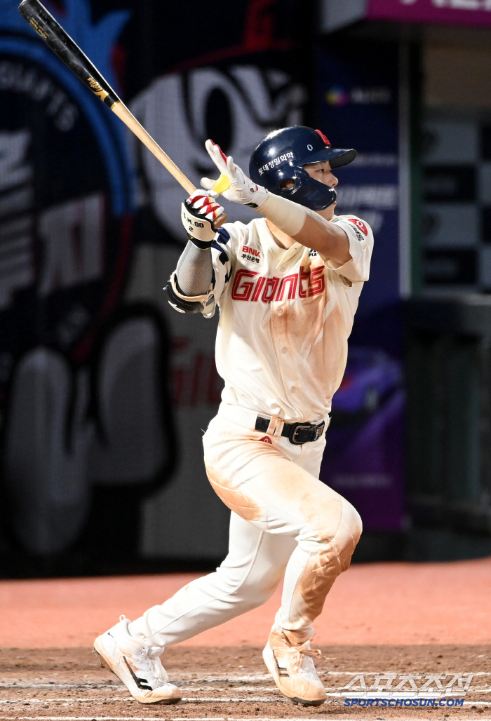 Lotte, the first starting winning ward of Na Kyun-an's 13th game of the 12th game, turned the tables against the leading Hanwha Eagles for two consecutive wins 