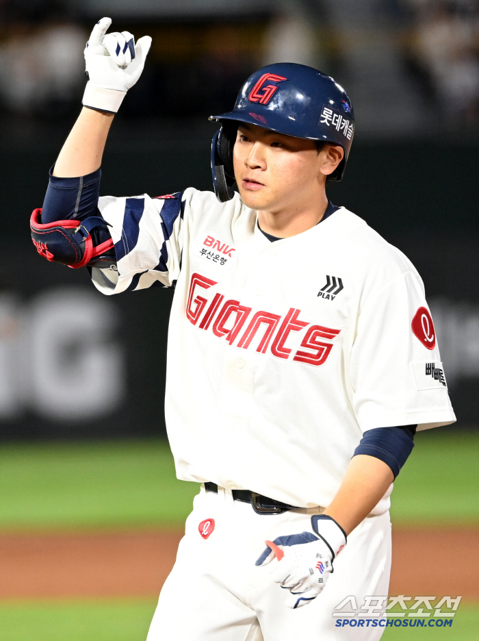 Lotte, the first starting winning ward of Na Kyun-an's 13th game of the 12th game, turned the tables against the leading Hanwha Eagles for two consecutive wins 