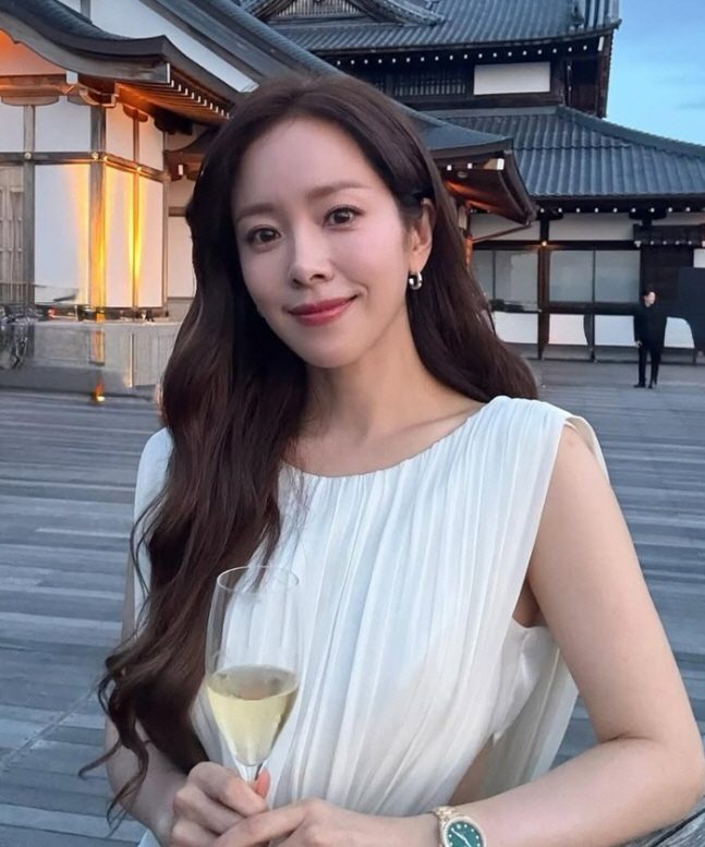  The beauty of a shining goddess in a pure white dress...Han Ji Min, do your best to attract people