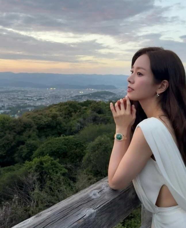  The beauty of a shining goddess in a pure white dress...Han Ji Min, do your best to attract people