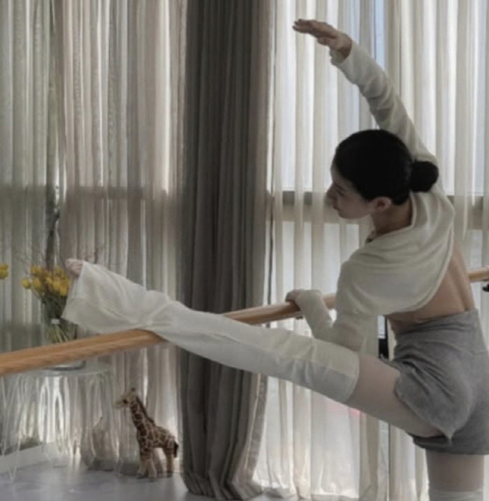  Suzy, an elegant figure completed with ballet...a glare of smooth lines