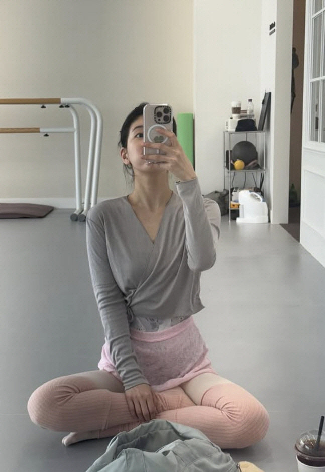  Suzy, an elegant figure completed with ballet...a glare of smooth lines